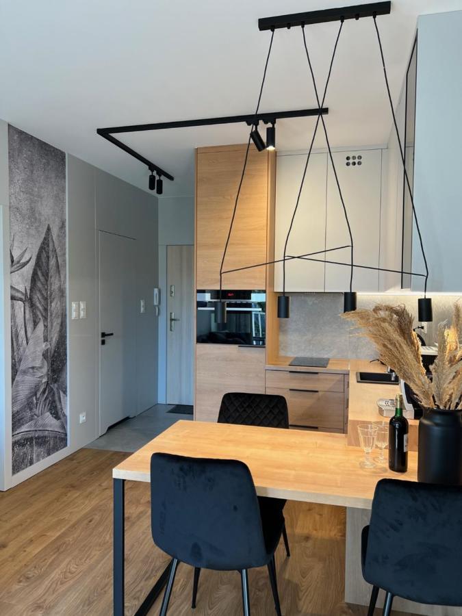Family & Business Elegant Apartments: Terrace Living With Parking