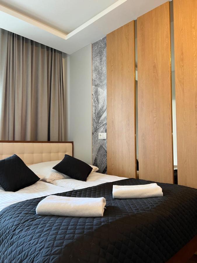 Family & Business Elegant Apartments: Terrace Living With Parking Apartment *