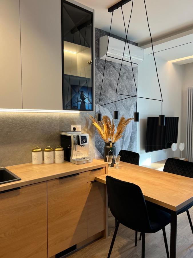 Family & Business Elegant Apartments: Terrace Living With Parking Apartment