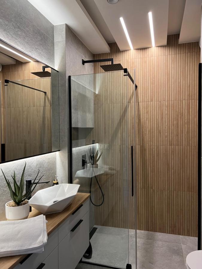 Family & Business Elegant Apartments: Terrace Living With Parking *