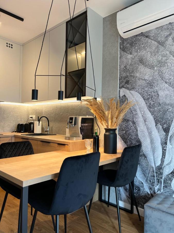 Apartment Family & Business Elegant Apartments: Terrace Living With Parking