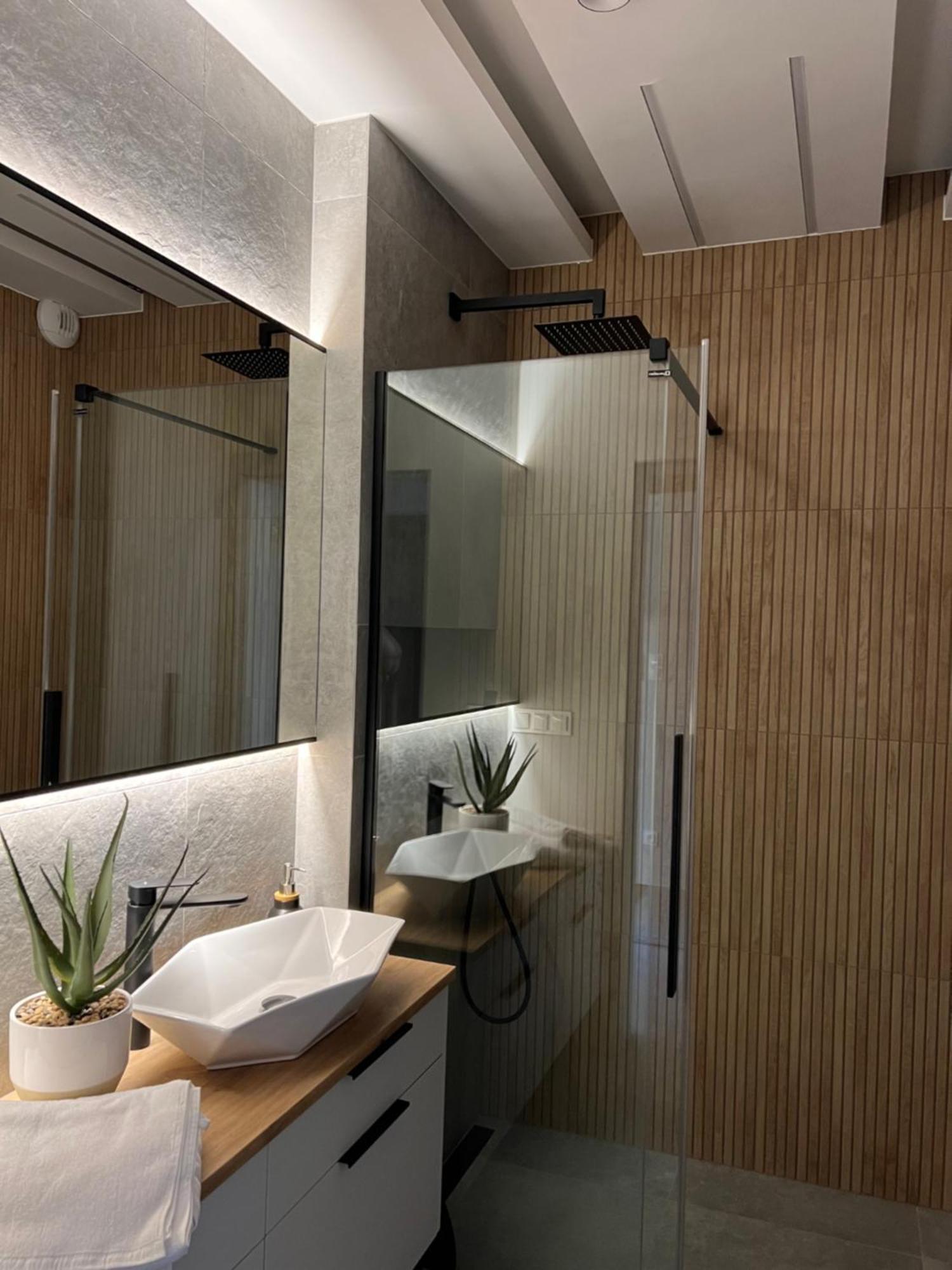 Family & Business Elegant Apartments: Terrace Living With Parking Apartment