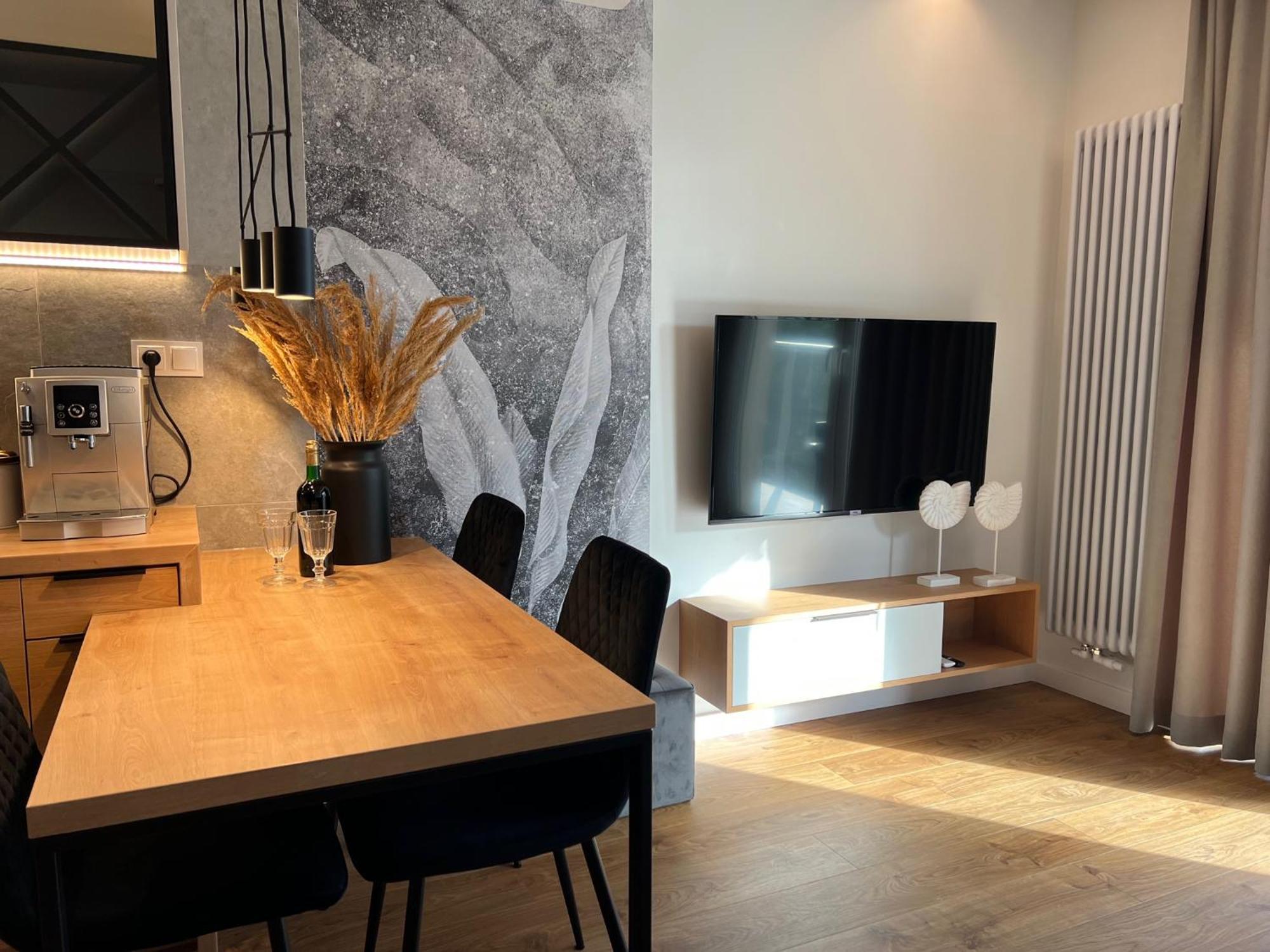 Family & Business Elegant Apartments: Terrace Living With Parking *